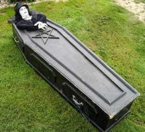 Halloween dekoration Sarg ist zu Mieten bei Carpe Diem Events