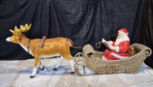 Weihnachtsmann mit Schlitten und Rentier als Dekostück zu Mieten bei Carpe Diem Events aus NRW.