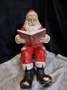 Sitzender Weihnachtsmann als Dekostück zu Mieten bei Carpe Diem Events aus NRW.