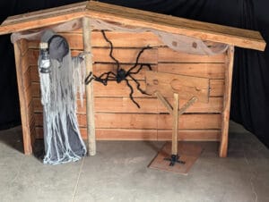 Halloween Fotospot mit Holz Dekowand und Spinnennetz Dekoration