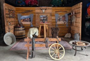 Western Saloon Dekoration mieten mit Holz Kulisse und Fässern