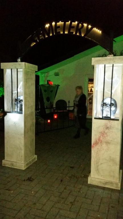 Friedhof Säulen im Dunkeln zu Mieten bei Carpe Diem Events aus Kreis Heinsberg